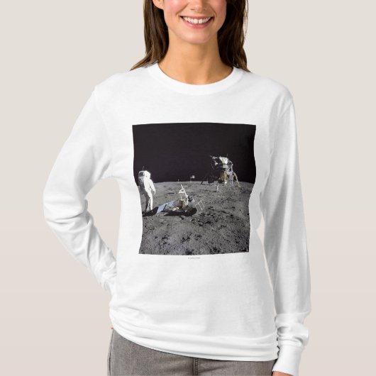 Aldrin kijkt terug op Tranquility Base T-shirt (Voorkant)