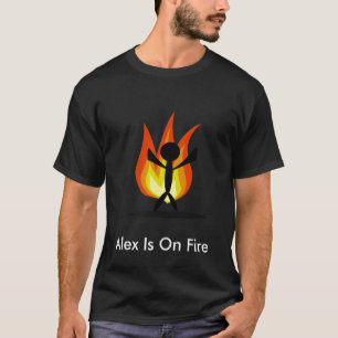 Alex staat in brand t-shirt