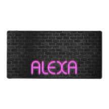 ALEXA in ROZE neonlichten op baksteen