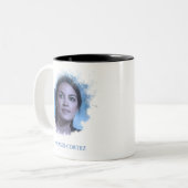 Alexandria Ocasio-Cortez - Roke Design Tweekleurige Koffiemok (Voorkant links)