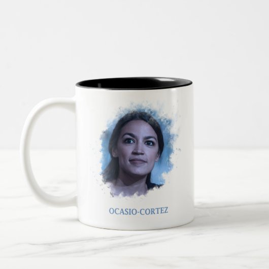 Alexandria Ocasio-Cortez - Roke Design Tweekleurige Koffiemok (Links)