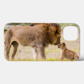 Alfa mannetjesleeuw inspecteert welp Case-Mate iPhone case (Achterkant (horizontaal))