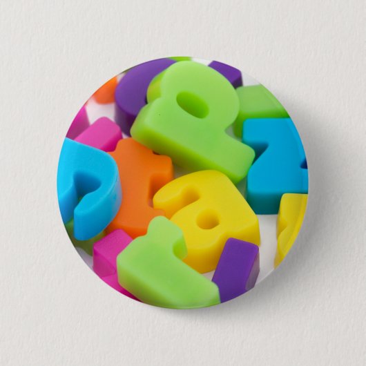 alfabet letters achtergrondbadjes ronde button 5,7 cm (Voorkant)