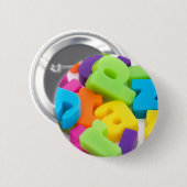 alfabet letters achtergrondbadjes ronde button 5,7 cm (Voorkant /achterkant)