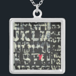 Alfabet schilderen door Norman Wyatt Zilver Vergulden Ketting<br><div class="desc">Als je graag kijkexamens neemt,  dan is dit schilderij voor je! De letter van het engelse alfabet wordt over elkaar geheven,  bijna verduisterd in dit schilderij van Norman Wyatt. De letter Y staat voor bedankt naar de roze kleur.</div>