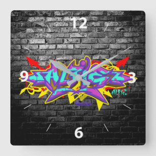 Alfie in graffiti met grijze bakstenen vierkante klok