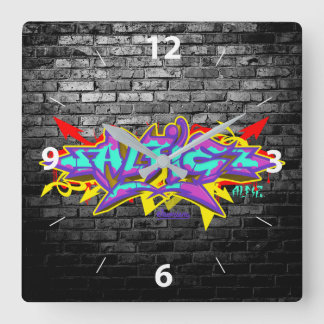 Alfie in graffiti met grijze bakstenen vierkante klok