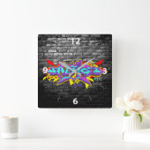 Alfie in graffiti met grijze bakstenen vierkante klok (Huis)