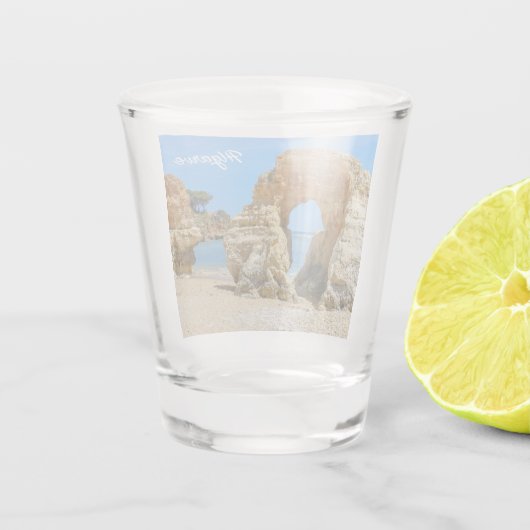 Algarve Strand en rotsen in Portugal Souvenir Shot Glas (Achterkant)
