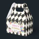 Alice in Wonderland Birthday Bedankdoosjes<br><div class="desc">Alice in Wonderland gunstbox (geveldoos),  met zwarte & witte achtergrond. Mad tea party gunsten doos. De formulering kan worden aangepast aan elke verjaardag. Lekker bij andere Alice in Wonderland verjaardagsfeestartikelen van het collectie "Alice in Wonderland Birthday".</div>