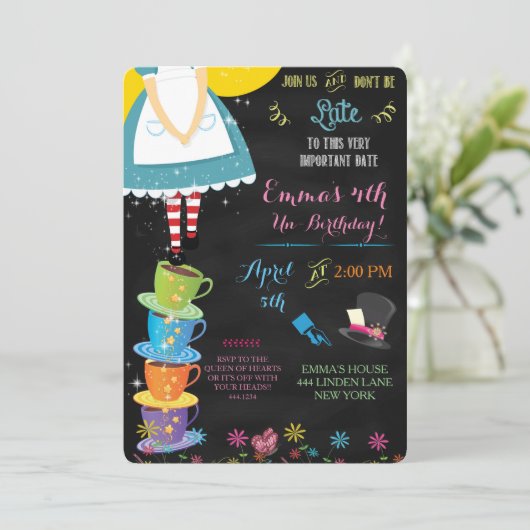 Alice in Wonderland Chalkboard Birthday Uitnodigin Kaart (Staand voorkant)