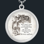 Alice in Wonderland; Cheshire Cat met Alice Zilver Vergulden Ketting<br><div class="desc">schilderende sprookjes en kinderverzorgers afbeelding van Alice met de Cheshire Cat door John Tenniel in Lewis Carroll's Alice's Adventures in Wonderland, 1865, een tekstvormende dialoog inbegrepen. "We zijn allemaal boos hier":) Het ontwerp is op een oude (grafische) achtergrond die kan worden verwijderd om uw ideale aangepaste kleur toe te voegen....</div>