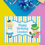 Alice in Wonderland Cute Custom Kids Birthday Kaart<br><div class="desc">Cute Alice in Wonderland Happy Birthday-kaart voor een boek met de naam verjaardagsdag. Een klein meisje Alice in haar blauwe jurk en de Mad Hatter in een teacup op een blauwe grens op een grimmige babyblauwe en gele stripkaart. Pas met uw eigen tekst aan voor een theefeestje of boekworm van...</div>