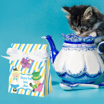 Alice in Wonderland Cute Kids Birthday Party Bedankdoosjes<br><div class="desc">Alice in Wonderland heeft een gunstiger nummer voor een boek met de titel verjaardagsdag. Een klein meisje Alice in haar blauwe jurk en de Mad Hatter in een teacup op een blauwe grens aan een griezelig babyblauw en geel gestreepte patroon. Pas uw eigen tekst aan voor een theefeestje voor kinderen....</div>