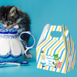 Alice in Wonderland Cute Kids Birthday Party Blue Bedankdoosjes<br><div class="desc">Alice in Wonderland heeft een gunstiger nummer voor een boek met de titel verjaardagsdag. Een klein meisje Alice in haar blauwe jurk en de Mad Hatter in een teacup op een blauwe grens aan een griezelig babyblauw en geel gestreepte patroon. Pas uw eigen tekst aan voor een theefeestje voor kinderen....</div>
