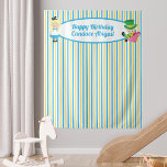 Alice in Wonderland Cute Kids Birthday Photo Booth Wandkleed<br><div class="desc">Cute Alice in Wonderland tapestry met een leuk boekthema voor kinderen. De perfecte foto van kinderen op verjaardagsfeestjes. Het kleine meisje Alice in haar blauwe jurk en de Mad Hatter zitten op  blauw geel gestreept badkamertje. Pas dit whimsical-badaccessoire aan met de naam van uw kind.</div>