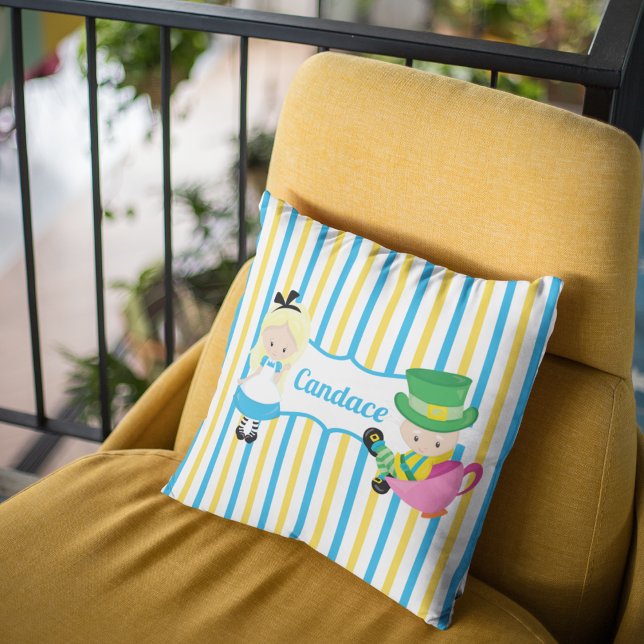 Alice in Wonderland Cute Kinder Monogram Blue Yell Kussen (Creator heeft geüpload)