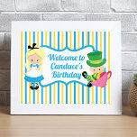 Alice in Wonderland Cute Welcome Kids Birthday Poster<br><div class="desc">Cute Alice in Wonderland verjaardagsfeestje heet poster met een leuk boek voor kinderen. Het kleine meisje Alice in haar blauwe jurk en de Mad Hatter zitten op een blauw geel schuimbord. Pas dit witte decor van het theefeestje aan met uw eigen tekst en vier uw kind op hun speciale dag....</div>