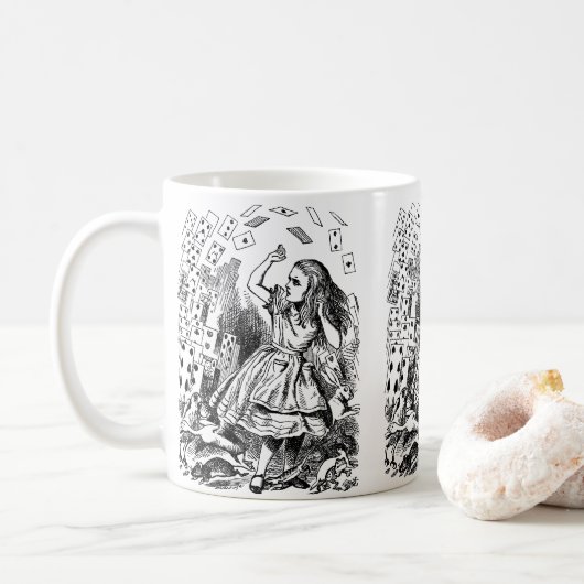Alice in Wonderland, die kaarten speelt Koffiemok (Met donut)