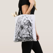  Alice in Wonderland, die kaarten speelt Tote Bag (Dichtbij)