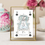 Alice in Wonderland Fairytale spelkaart Kaart<br><div class="desc">Schitterend ontworpen Alice in Wonderland-de trouwlijstnummerborden. Ideaal voor een Alice in Wonderland, de bruiloft. Het ontwerp is voorzien van onze door de hand getrokken originele Alice in een groene stoel, met een koninklijke kroon en een koninklijk team in haar hand. Het tabelnummer is ontworpen als een speelkaart met het sapsymbool...</div>