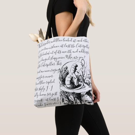 Alice in Wonderland met zwart en wit script Tote Bag (Dichtbij)