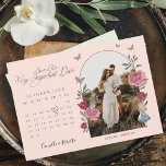 Alice in Wonderland potlood in kalender foto Save The Date<br><div class="desc">Laat je gast hun kalenders voor je zeer belangrijke afspraakje markeren met onze prachtig ontworpen Alice in Wonderland-gethemde trouwfoto, behalve de date. Ideaal voor een Alice in Wonderland, de bruiloft. We hebben de iconische Alice in Wonderland wit konijn en Alice afbeelding zorgvuldig hersteld door het met de hand schetsen en...</div>