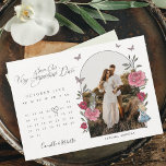 Alice in Wonderland potlood in kalender foto Save The Date<br><div class="desc">Laat je gast hun kalenders voor je zeer belangrijke afspraakje markeren met onze prachtig ontworpen Alice in Wonderland-gethemde trouwfoto, behalve de date. Ideaal voor een Alice in Wonderland, de bruiloft. We hebben de iconische Alice in Wonderland wit konijn en Alice afbeelding zorgvuldig hersteld door het met de hand schetsen en...</div>