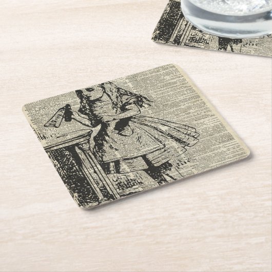 Alice in Wonderland  Stencil op Oude Pagina Kartonnen Onderzetters (Schuin)