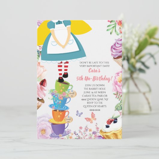 Alice in Wonderland Verjaardagsfeestje Uitnodiging (Staand voorkant)
