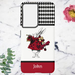 Alice in Wonderland White Red Rabbit met Trumpet Samsung Galaxy Hoesje<br><div class="desc">Dit monogrammed-ontwerp kenmerkt het witte konijn van het sprookje Alice in Wonderland, dat in rood en zwart wordt afgezet, met een wit en zwart ruitvormig harlequin ontwerp. Deze scherpe en levendige interpretatie van deze antropomorfe haas van dit klassieke sprookjesontwerp biedt ook jouw naam, zodat u het kunt intypen om dit...</div>