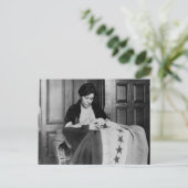 Alice Paul, de vlag van het Naaiend Suffrage, 1910 Briefkaart (Staand voorkant)