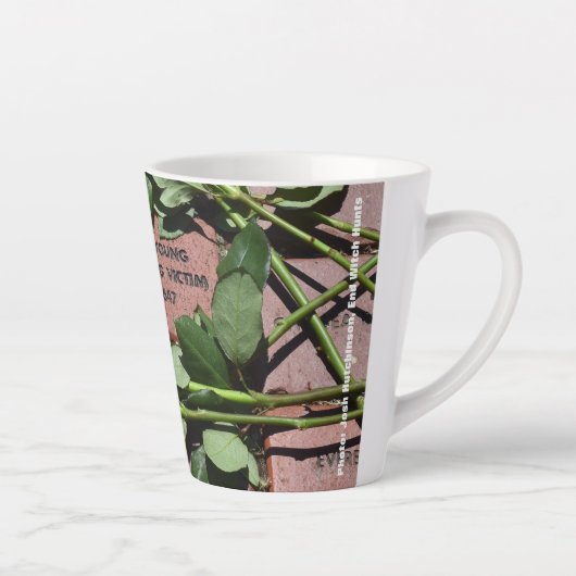 Alice Young Memorial Brick met witte rozen Mok (Rechts)