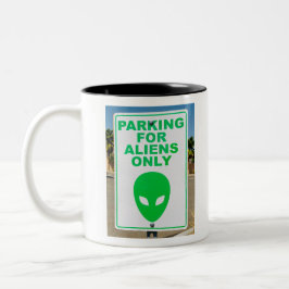 Alien Art parking voor alleen Aliens-gebaren Typog Tweekleurige Koffiemok