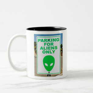 Alien Art parking voor alleen Aliens-gebaren Typog Tweekleurige Koffiemok