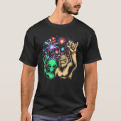 Alien Bigfoot Rock 4th of July Vuurwerk UFO Sasqu T-shirt (Voorkant)