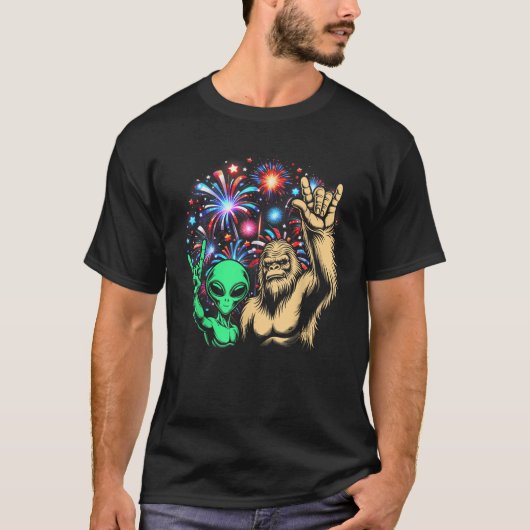 Alien Bigfoot Rock 4th of July Vuurwerk UFO Sasqu T-shirt (Voorkant)