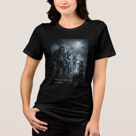 Alien Bigfoot Strand Koffie Crew Tri-Blend Shirt (Voorkant)