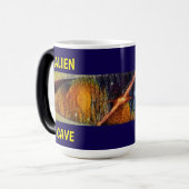 Alien Cave - Paars met dubbele titel Magische Mok (Voorkant links)