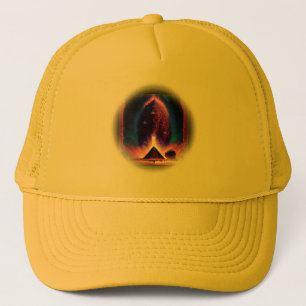 Alien Cocoon zweeft boven Pyramid Crowd Watches Trucker Pet