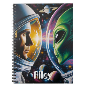 Alien en astronaut in de ruimte gepersonaliseerd notitieboek
