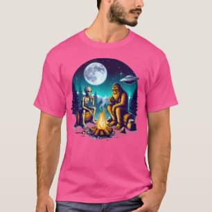 Alien en Bigfoot bij het kampvuur T-shirt