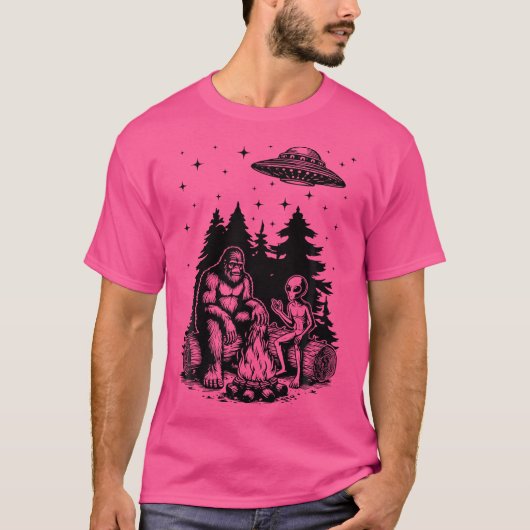 Alien en Bigfoot kampvuur Sasquatch UFO voor Outdo T-shirt (Voorkant)