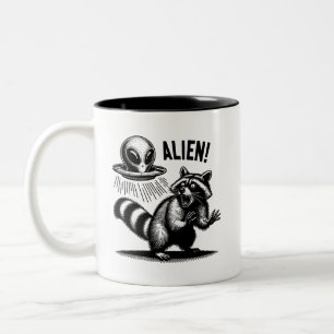 Alien Encounter Unisex T-shirt, Scared Raccoon Tweekleurige Koffiemok