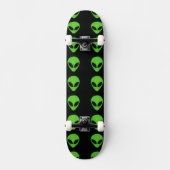 Alien Faces - Groen skateboard (Voorkant)