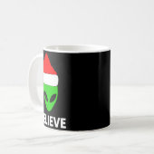 Alien Green Face Christmas Santa Hat Believe  Koffiemok (Voorkant links)