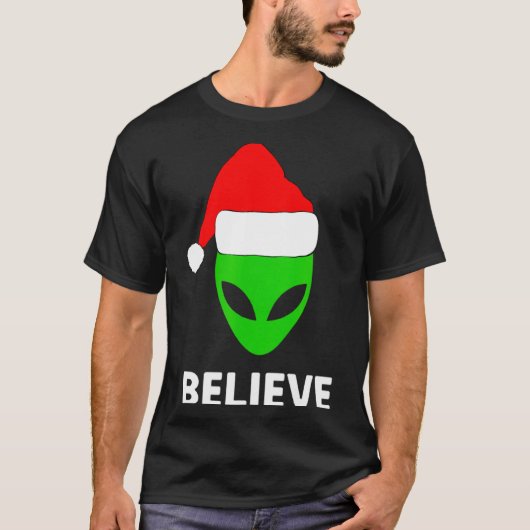 Alien Green Face Christmas Santa Hat Believe T-shirt (Voorkant)