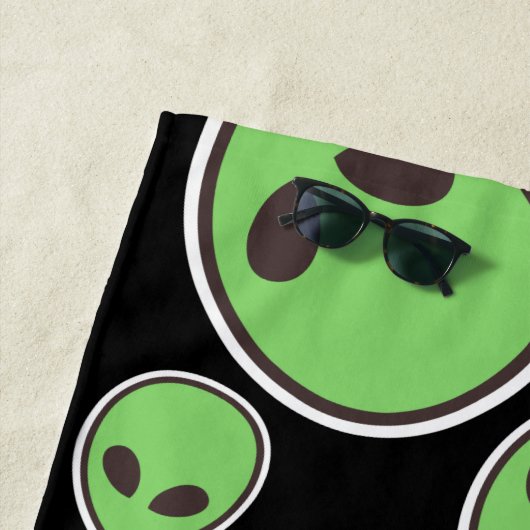 Alien Head Beach Towel Strandlaken (In situ)