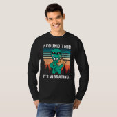 Alien holding purring cat  I Found This  It s Vibr T-shirt (Voorkant volledig)