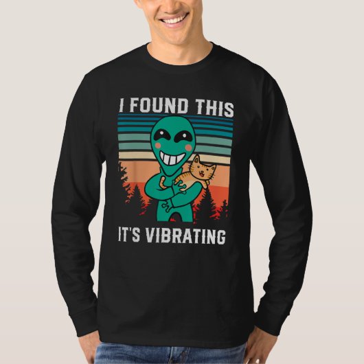 Alien holding purring cat  I Found This  It s Vibr T-shirt (Voorkant)